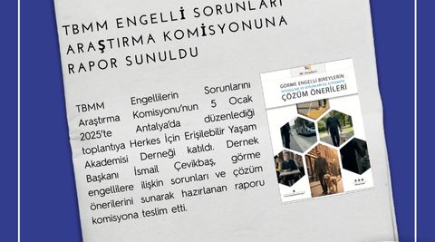 Koyu mavi zemin üzerinde gazete sayfası görünümünde bir görsel yer alıyor. Üst kısmında “HEYPosta” başlığı, renkli ve sade bir yazı stiliyle yazılmış. Hemen altında büyük siyah harflerle: “TBMM Engelli Sorunları Araştırma Komisyonuna Rapor Sunuldu” başlığı yer almakta. Altındaki metin bölümünde, 5 Ocak 2025’te Antalya’da gerçekleştirilen TBMM Engellilerin Sorunlarını Araştırma Komisyonu toplantısına Herkes İçin Erişilebilir Yaşam Akademisi Derneği’nin katıldığı belirtiliyor. Dernek Başkanı İsmail Çevikbaş, görme engellilere ilişkin sorunlar ve çözüm önerilerini içeren raporu komisyonda sunduğu vurgulanıyor. Sağ üst köşede “Görme Engelli Bireylerin İhtiyaçları ve Sorunlarına Alternatif Çözüm Önerileri” başlıklı rapor kapağının görseli yer alıyor. Kapakta engelli bireyler, kılavuz köpek ve çeşitli mekânlardan kareler içeren altıgen bölmeli bir kolaj bulunmakta. Alt kısımda sosyal medya simgeleri ve HEYAkademi logosu yer alıyor.