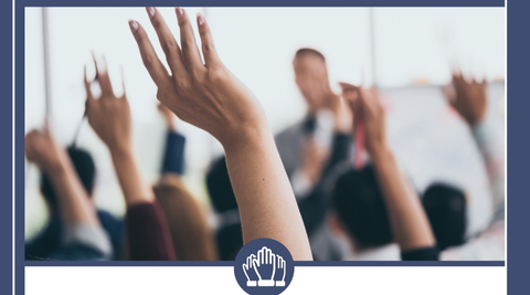 Görselin üst kısmında bir toplantı salonunda ellerini havaya kaldırmış insanlar yer alıyor. Flu şekilde görünen kalabalık arasında oylama ya da karar alma sürecini temsil eder şekilde birçok el yukarıya uzatılmış. Ortam resmî ve ciddi bir izlenim veriyor. Fotoğrafın hemen altında koyu mavi bir şerit yer almakta ve ortasında beyaz bir daire içinde üç el figürünün yer aldığı bir simge bulunuyor. Alt kısımda büyük ve açık okunabilir puntolarla şu metin yer almakta: “Olağanüstü Genel Kurul Toplantısı Gerçekleştirildi.” Alt bölümde sosyal medya ikonları ve “/heysosyal” yazısı, sağ alt köşede ise HEYAkademi logosu yer alıyor.