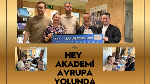 Altın tonlarında bir zemin üzerine hazırlanmış afiş, ince koyu renkli bir çerçeve ile çevrelenmiştir. Üst bölümde, kapalı bir mekânda çekilmiş grup fotoğrafı yer almakta; beş kişi birlikte durarak “EU Disability Card” yazılı bir kart tutmaktadır. Arka planda ahşap duvarlar ve bilgilendirme panoları görülmektedir. Orta bölümde büyük ve siyah harflerle “HEY AKADEMİ AVRUPA YOLUNDA” ifadesi yer alarak ana mesaj vurgulanmaktadır. Bu başlığın iki yanında, aynı ortamda çekilmiş küçük toplantı fotoğrafları bulunmaktadır. Bu görsellerde masa etrafında oturan kişilerin çalışma ve değerlendirme sürecinde olduğu anlaşılmaktadır. Alt bölümde bir arama çubuğu içinde “heyakademi.org.tr” adresi yer almaktadır. En alt kısımda sosyal medya simgeleri ve “/heysosyal” ifadesi bulunurken, sağ alt köşede HEY Akademi logosu konumlandırılmıştır.