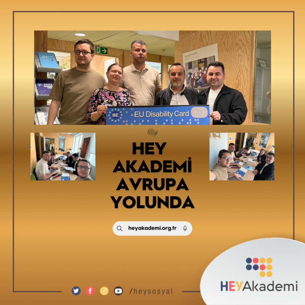 Altın tonlarında bir zemin üzerine hazırlanmış afiş, ince koyu renkli bir çerçeve ile çevrelenmiştir. Üst bölümde, kapalı bir mekânda çekilmiş grup fotoğrafı yer almakta; beş kişi birlikte durarak “EU Disability Card” yazılı bir kart tutmaktadır. Arka planda ahşap duvarlar ve bilgilendirme panoları görülmektedir. Orta bölümde büyük ve siyah harflerle “HEY AKADEMİ AVRUPA YOLUNDA” ifadesi yer alarak ana mesaj vurgulanmaktadır. Bu başlığın iki yanında, aynı ortamda çekilmiş küçük toplantı fotoğrafları bulunmaktadır. Bu görsellerde masa etrafında oturan kişilerin çalışma ve değerlendirme sürecinde olduğu anlaşılmaktadır. Alt bölümde bir arama çubuğu içinde “heyakademi.org.tr” adresi yer almaktadır. En alt kısımda sosyal medya simgeleri ve “/heysosyal” ifadesi bulunurken, sağ alt köşede HEY Akademi logosu konumlandırılmıştır.